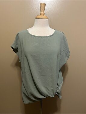 Gilli Sage Twist-Hem Short Sleeve Blouse